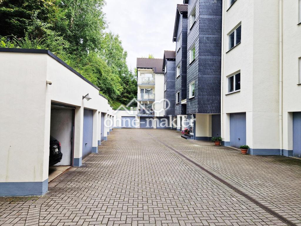 Innenhof mit Garagen