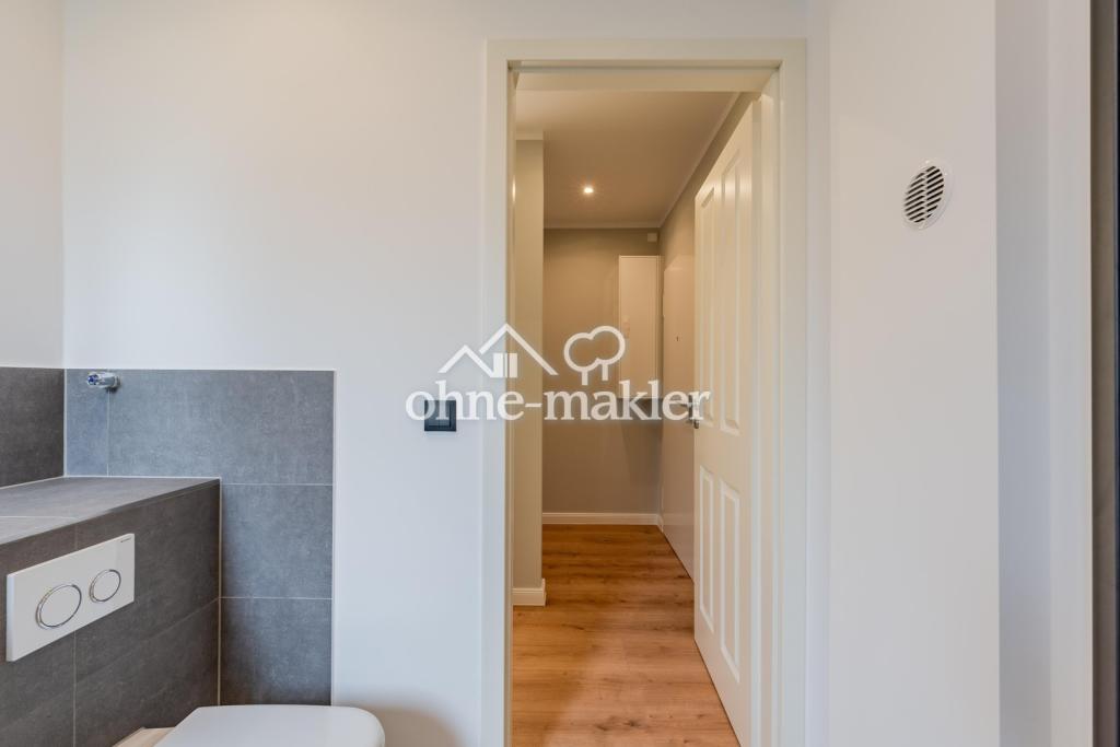 Badezimmer - Blick in Flur