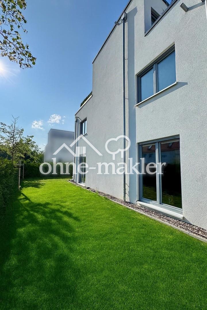 Garten mit Zaun und Hecke