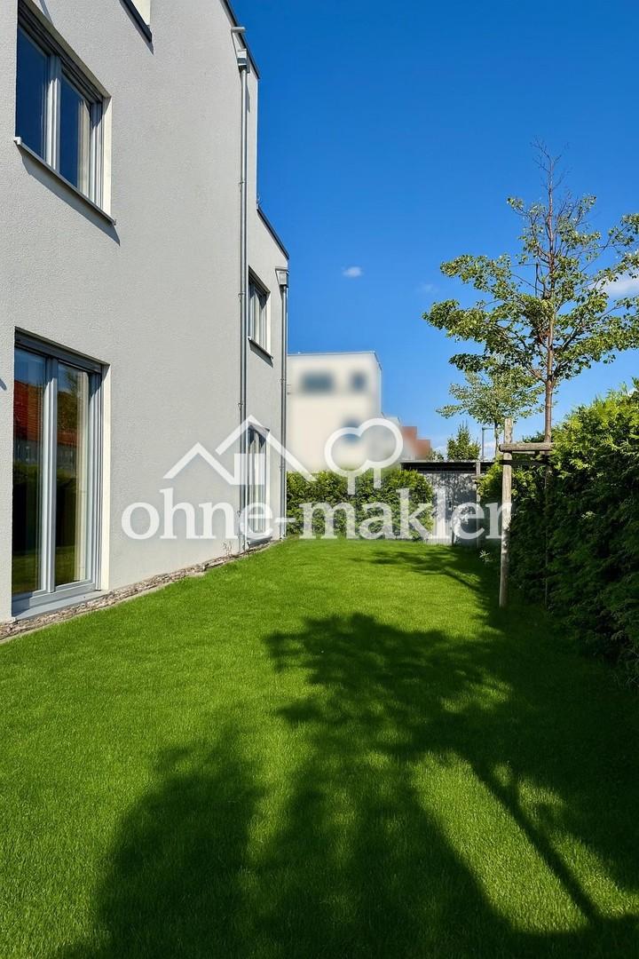 Garten mit Zaun und Hecke