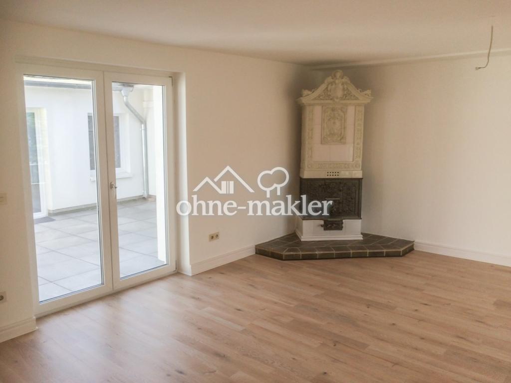 Wohnzimmer mit Dekokamin