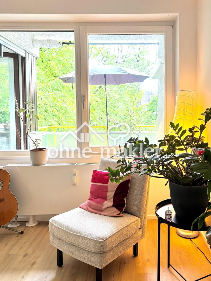 Wohnzimmer, Blick auf Balkon