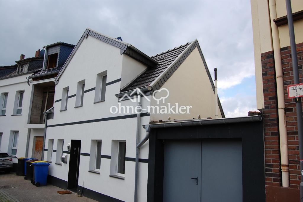 Straßenansicht und Garage