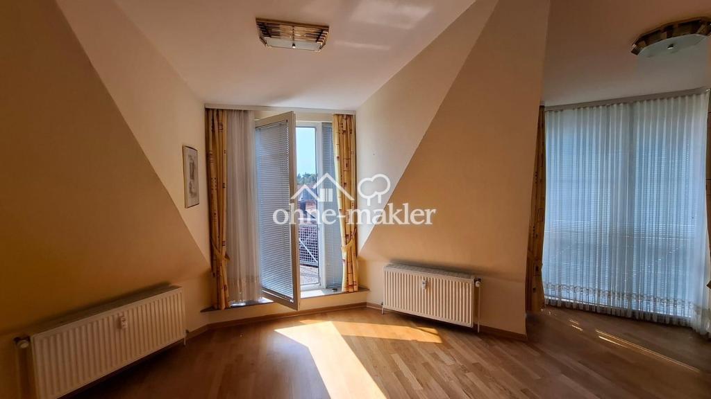 Wohnzimmer mit Balkontür