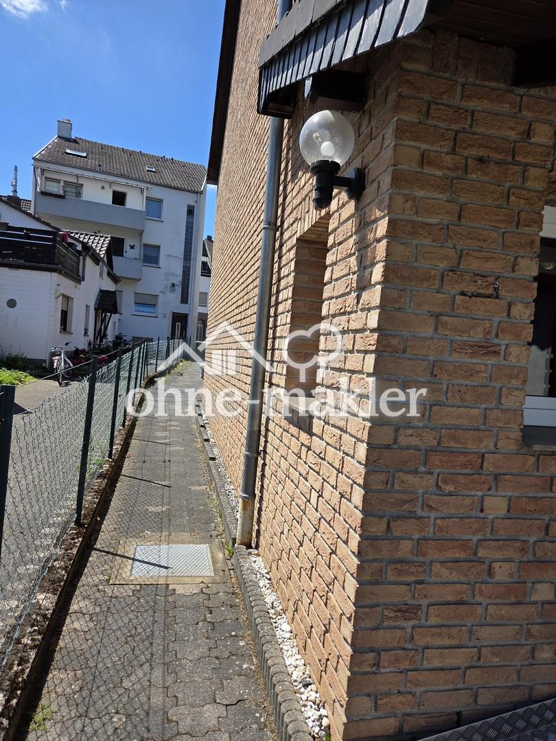 Weg zum Hauseingang links