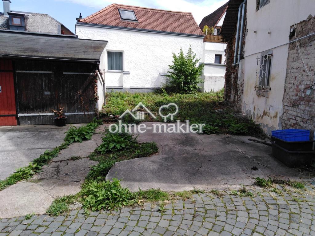 Garage und Stellplätze