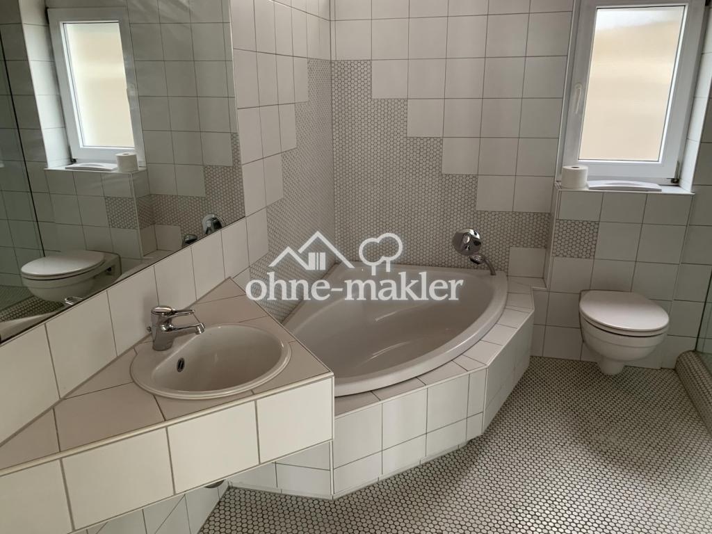 Bad EG inkl. Badewanne & Dusch