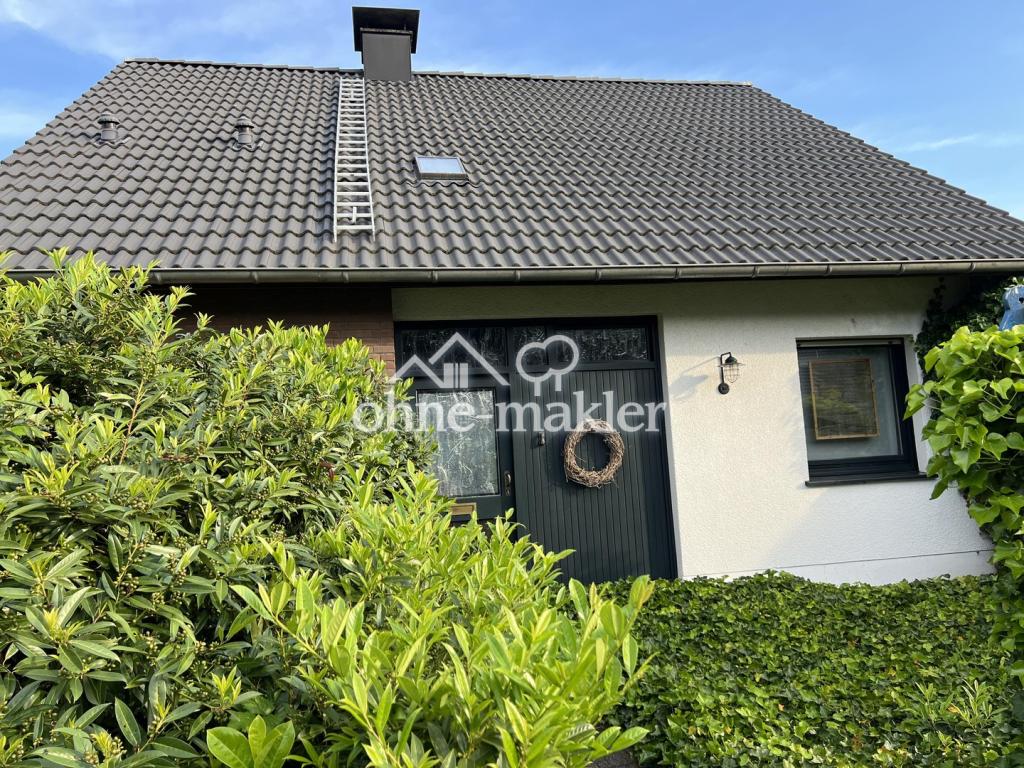 Der Eingang mit viel Grün