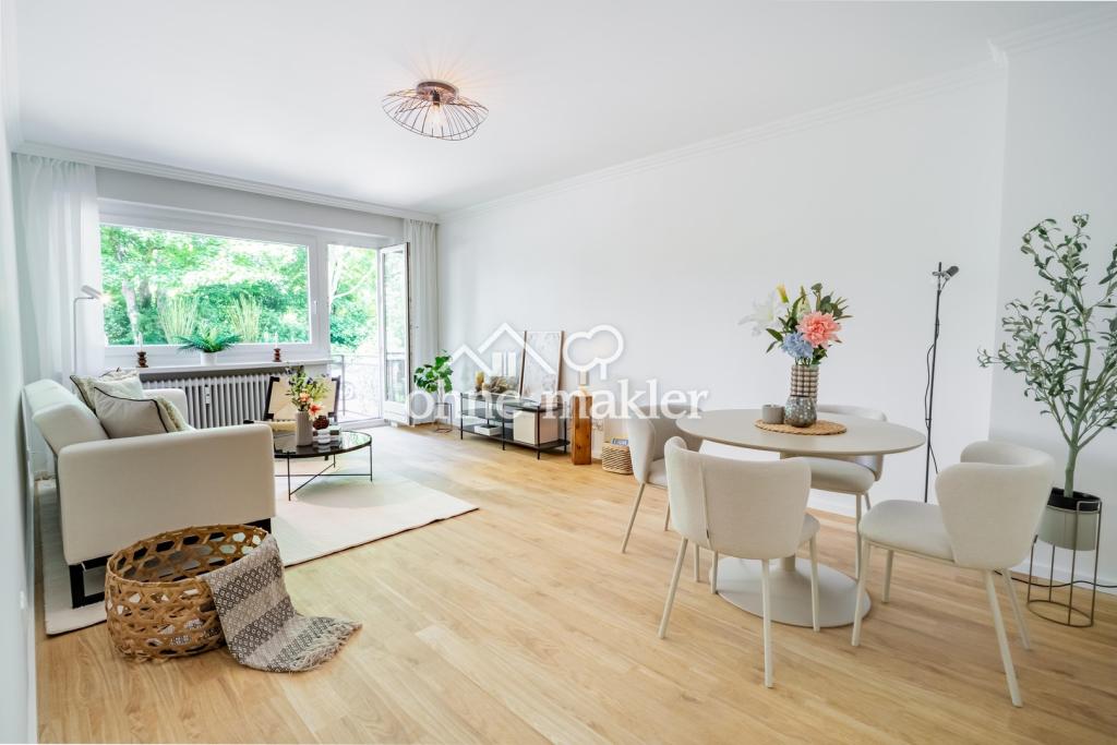 Wohnzimmer mit Balkon