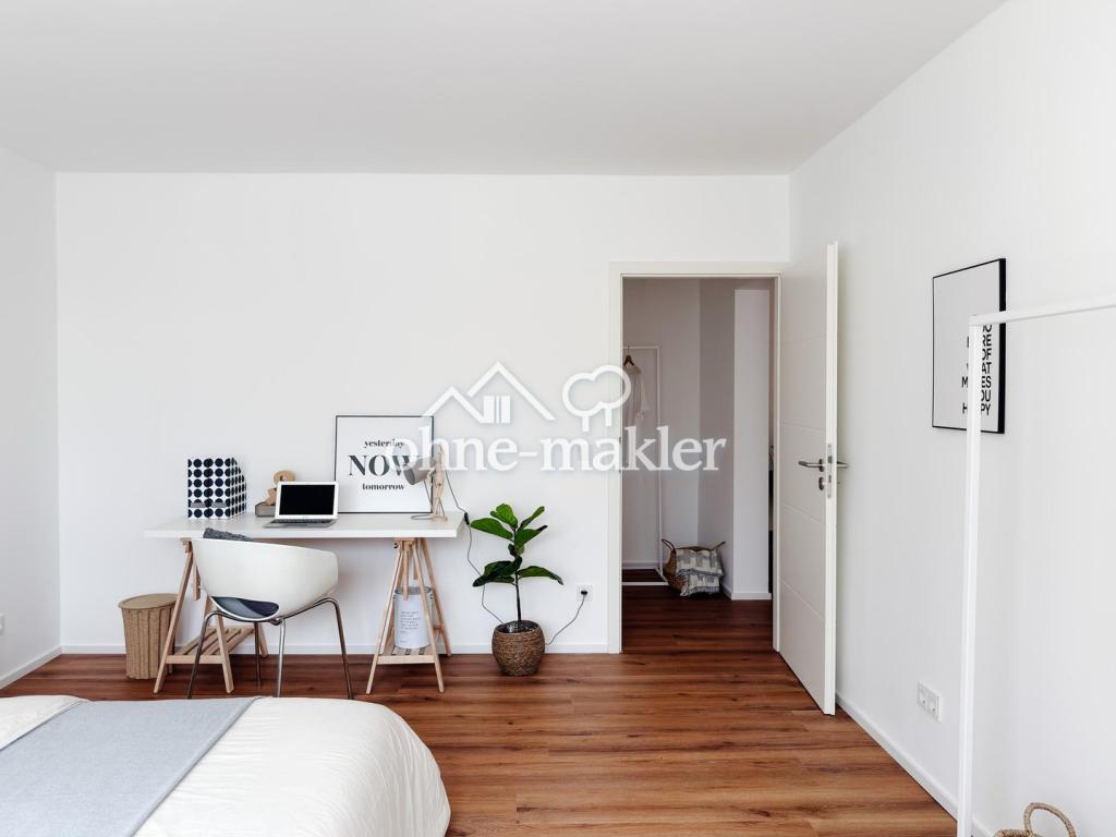 Schlafzimmer mit Arbeitsecke