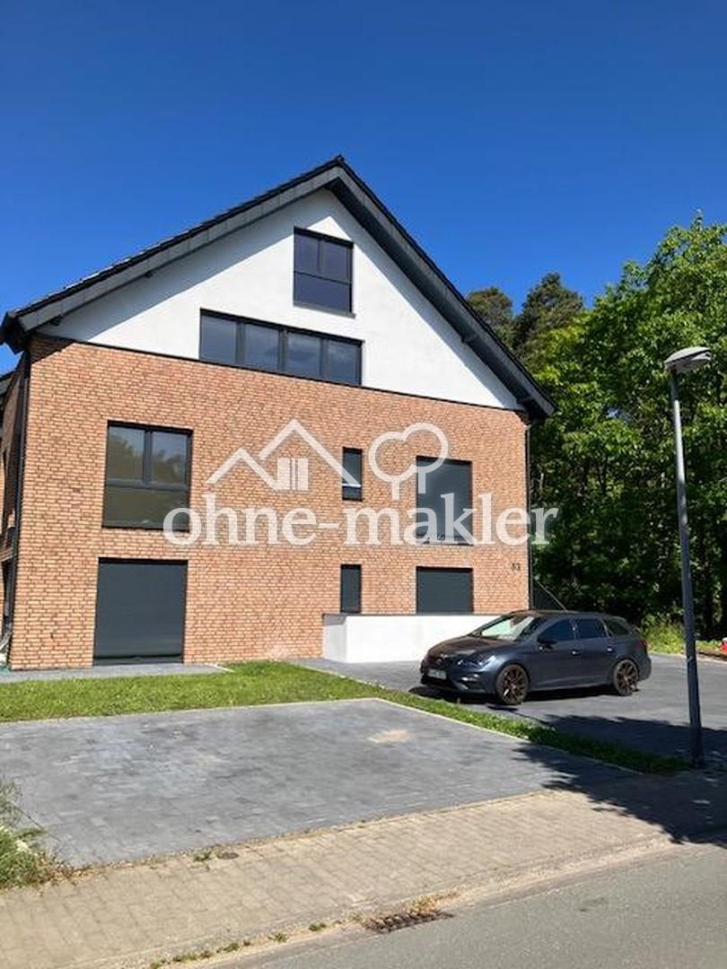 Ansicht Straße vorn/Parkplätze