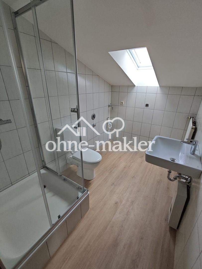 Renovierte 2-Zimmer-DG-Wohnung mit hochwertiger Einbauküche in zentraler Lage von Iserlohn - Photo 2