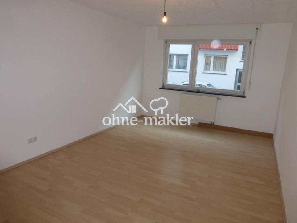 mittelgroßes Zimmer zur Straße