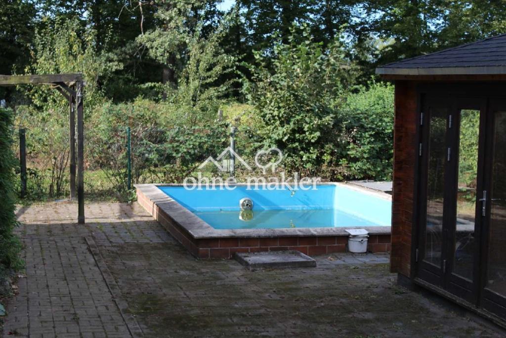 Pool mit Poolhaus