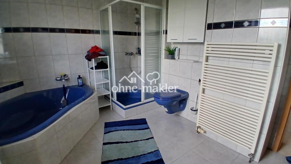 Bad mit Dusche, Eckbadewanne