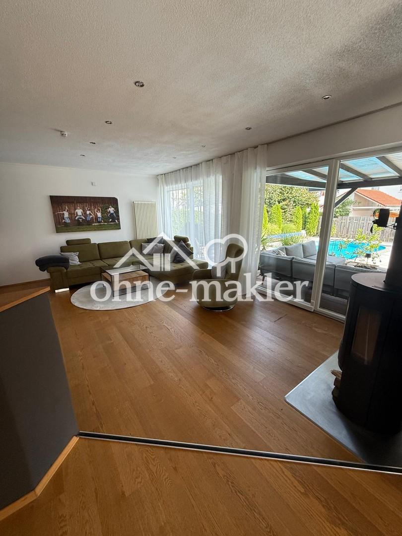 Wohnzimmer mit Kamin