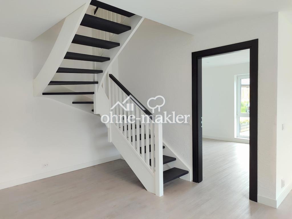 Treppe und Büro Eingangstür EG