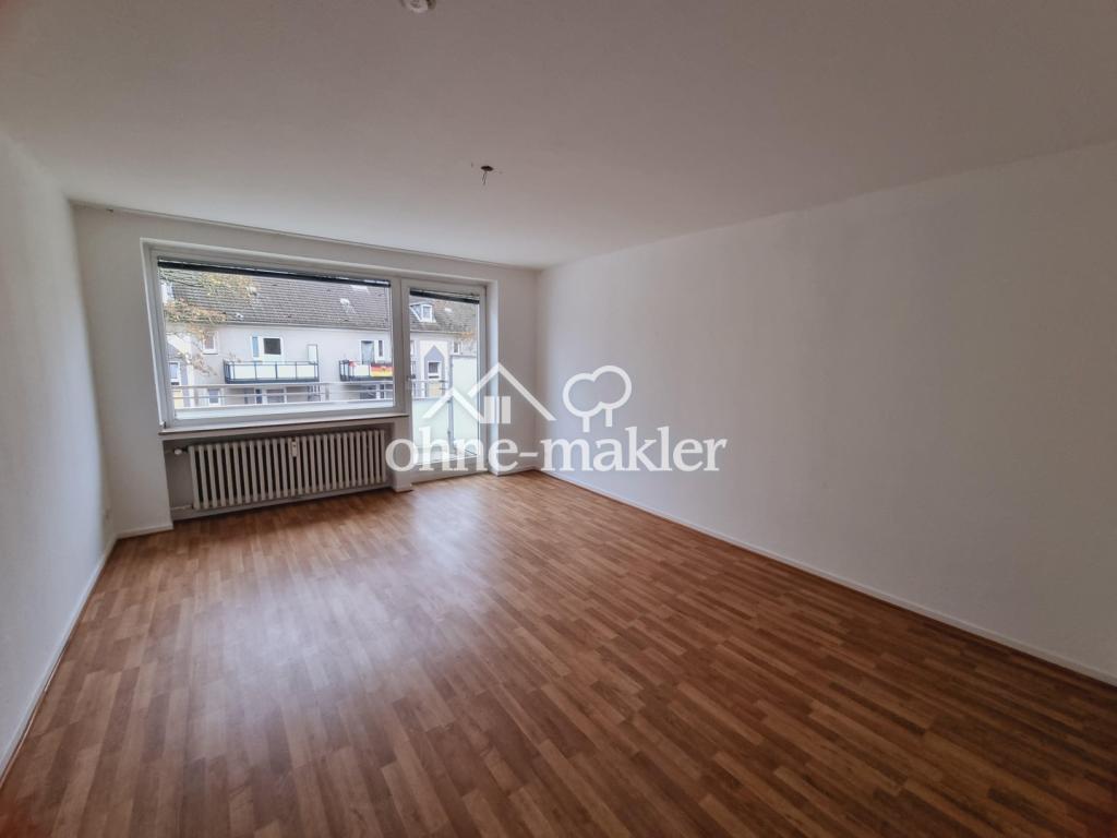 Wohnzimmer mit Balkon 