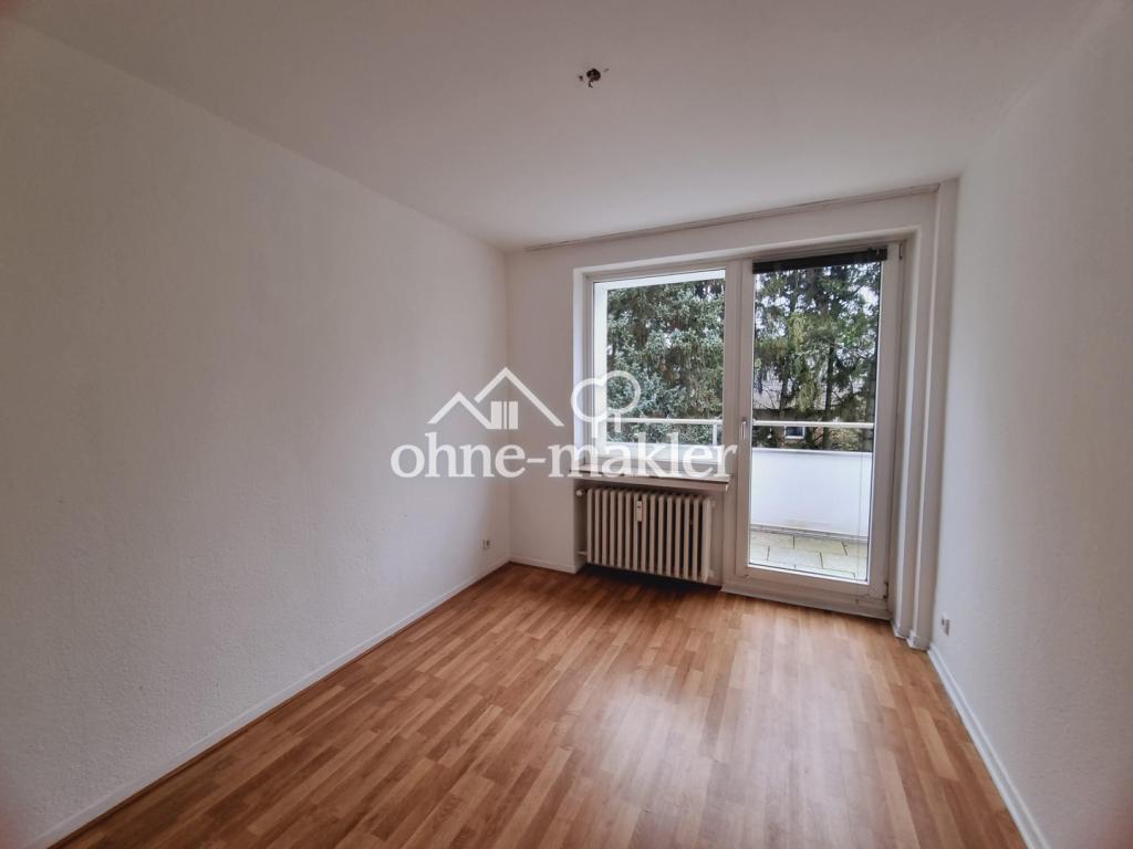 Büro mit Zugang zum Balkon