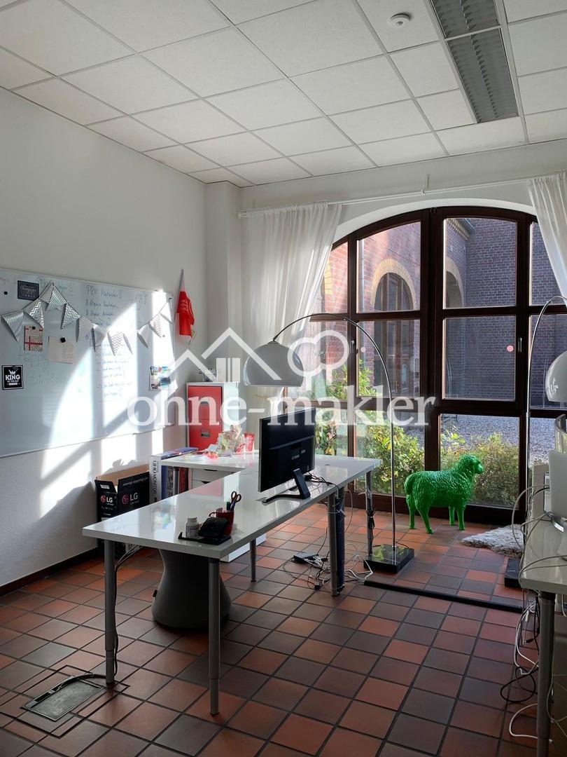 Büro  mit Rundbogenfenster 