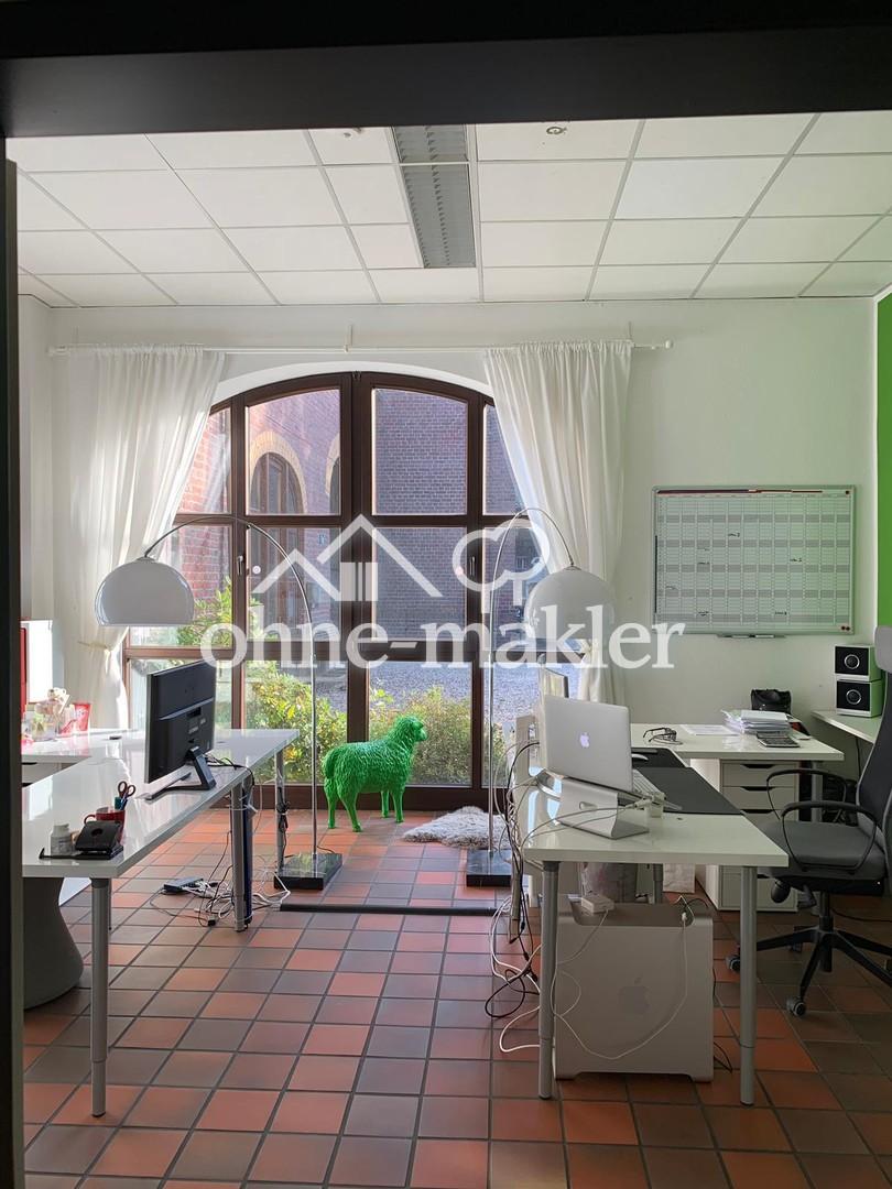 Büro mit Rundbodenfenster 