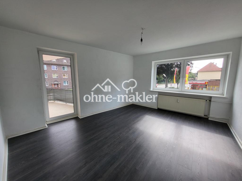 Wohnzimmer mit Balkontür