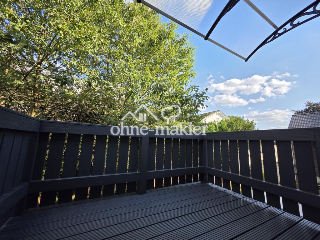 Balkon mit blauem Himmel