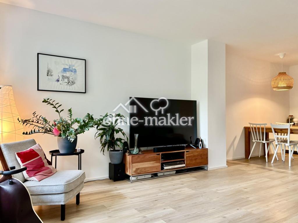 Wohnzimmer zum Essbereich