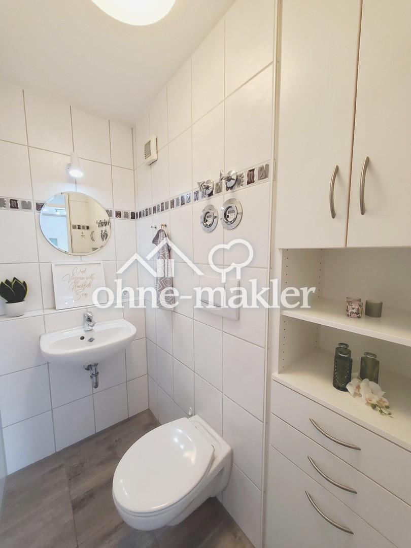 WC Raum mit Einbauschränken