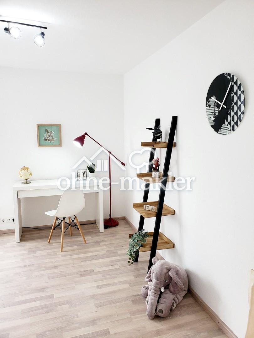 Kinderzimmer mit Schreibtisch