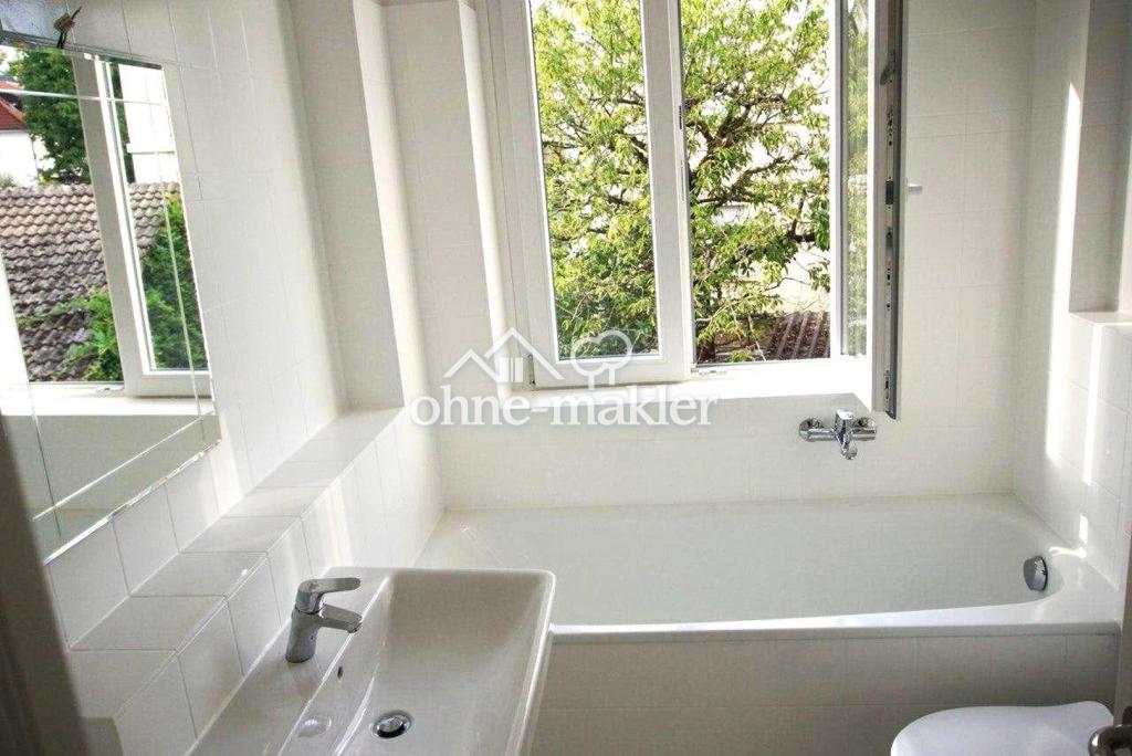 Bad mit Wanne_Tageslicht