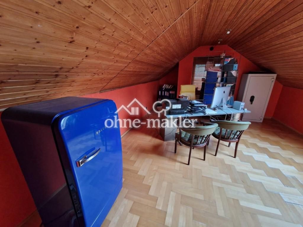 Buero mit Kuehlschrank