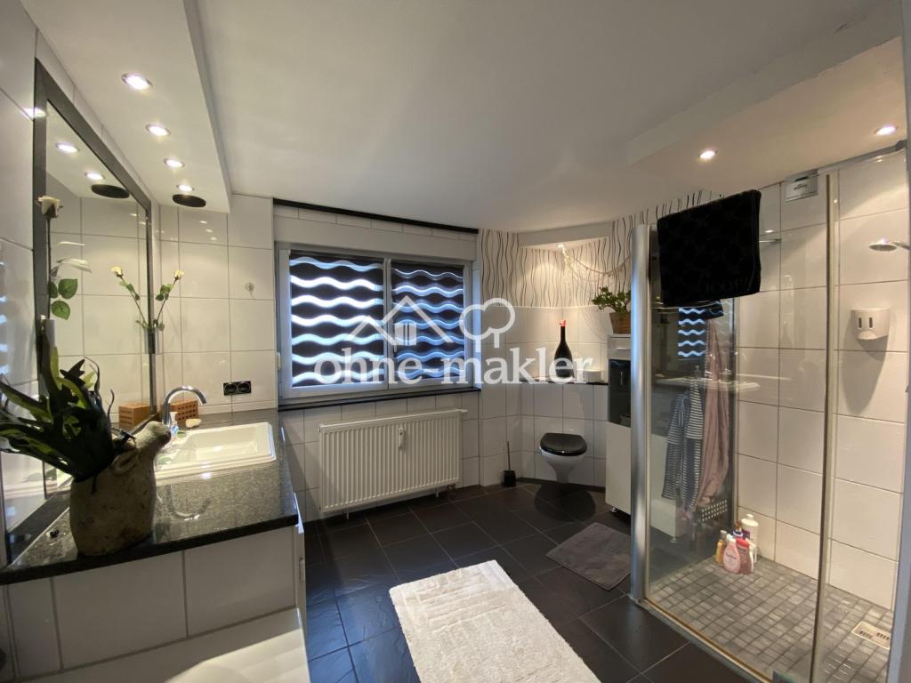 Bad mit Dusche und Badewanne