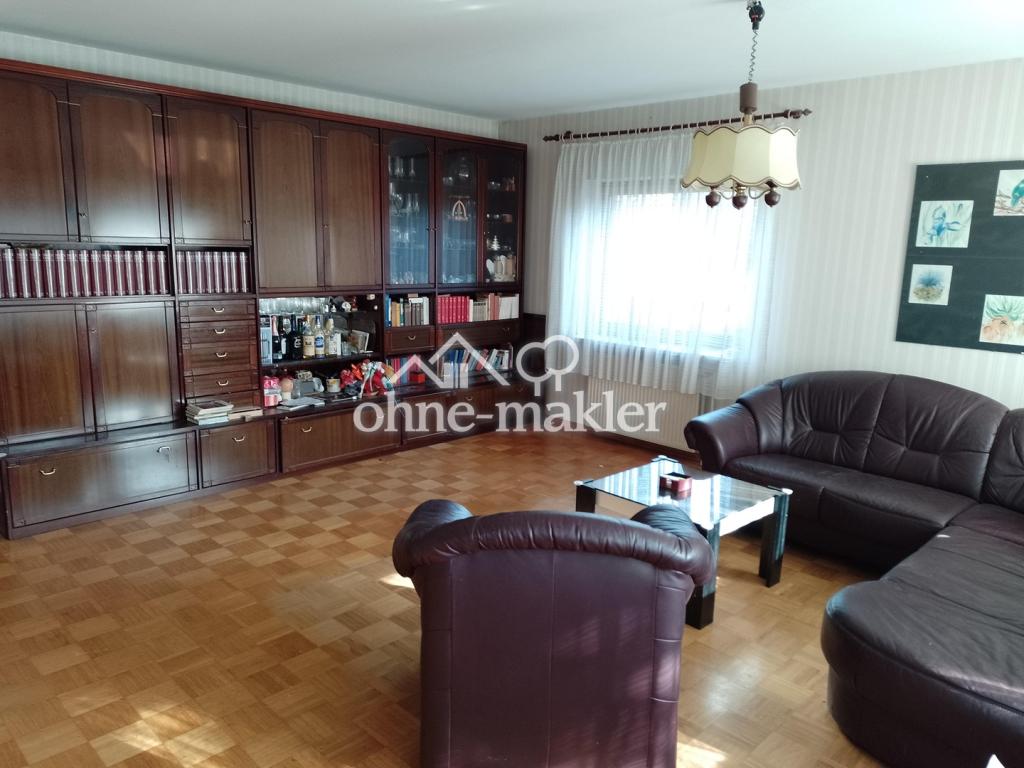 Wohnzimmer mit Parkettboden EG