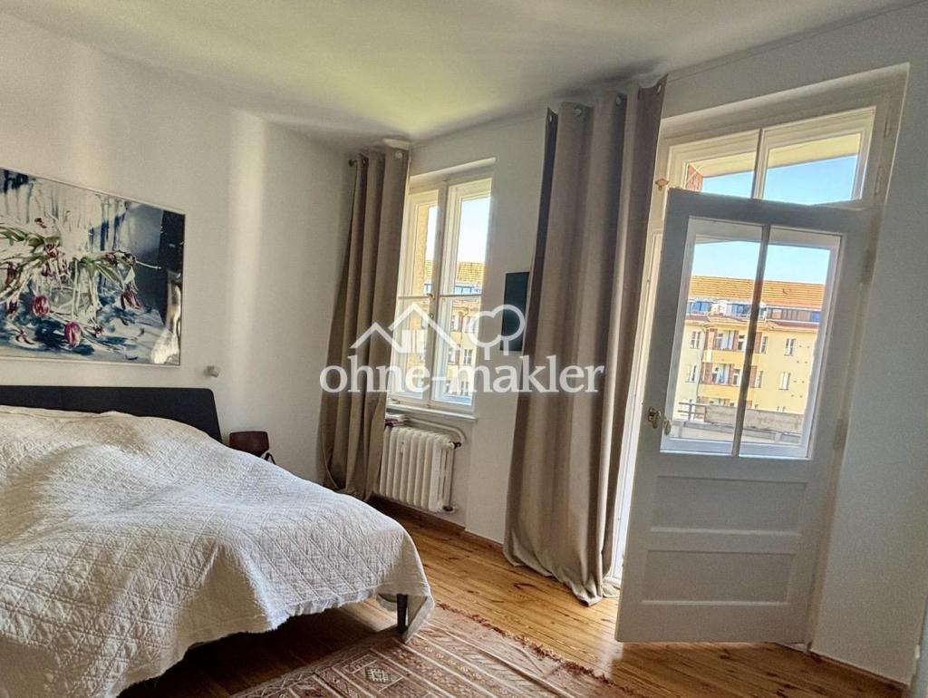 Schlafzimmer mit großem Balkon