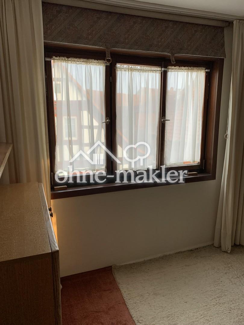 Holzfenster im Schlafzimmer