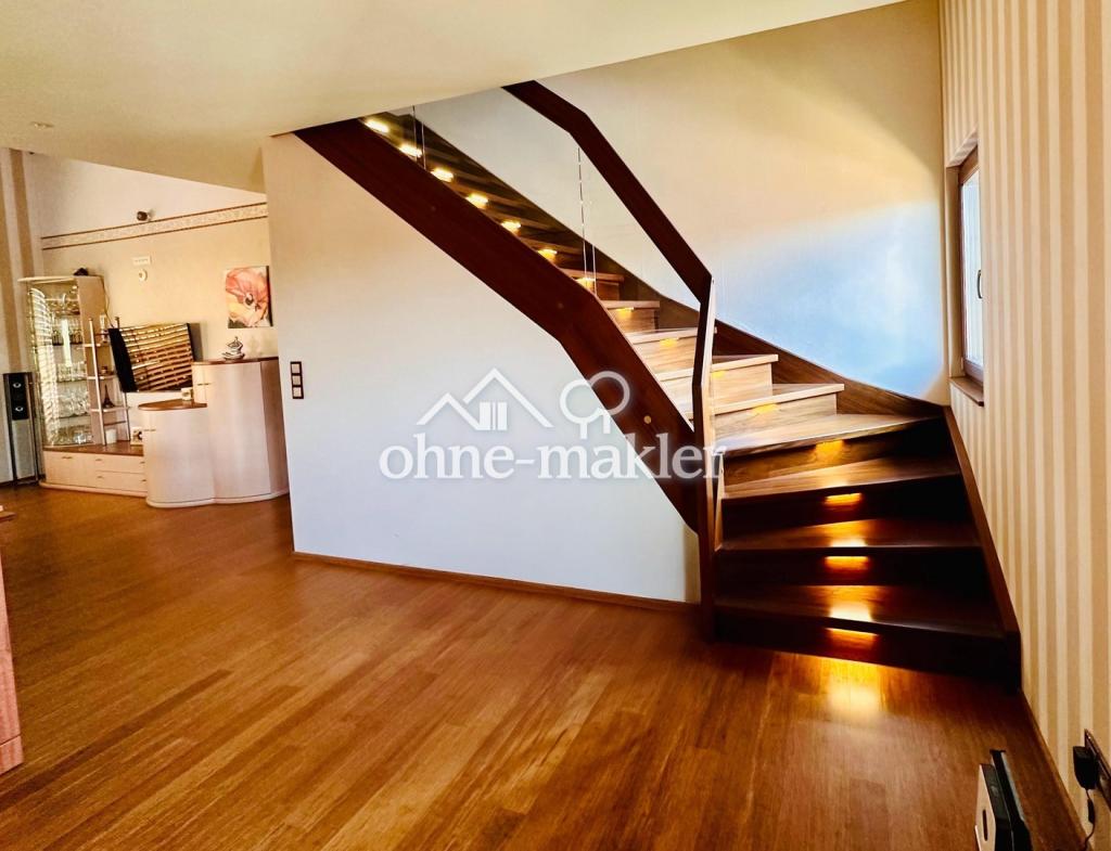 OG - Treppe zu DG in Büro