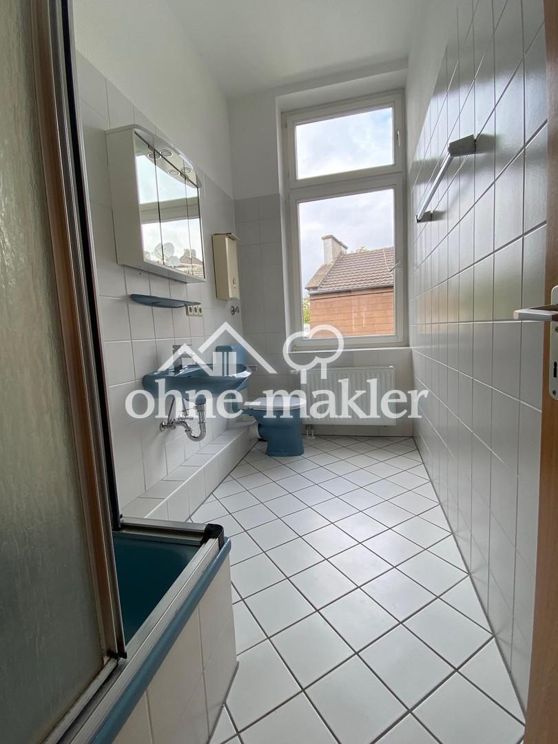 Bad, Waschbecken u. Toilette