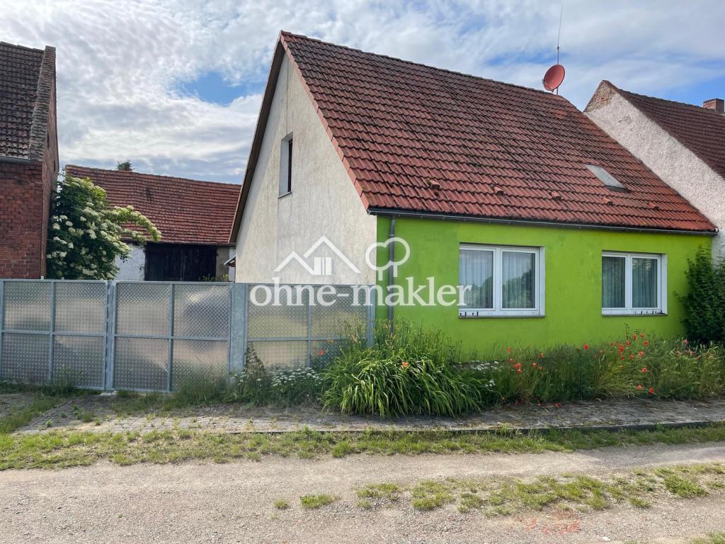 Hausansicht mit Eingangstor