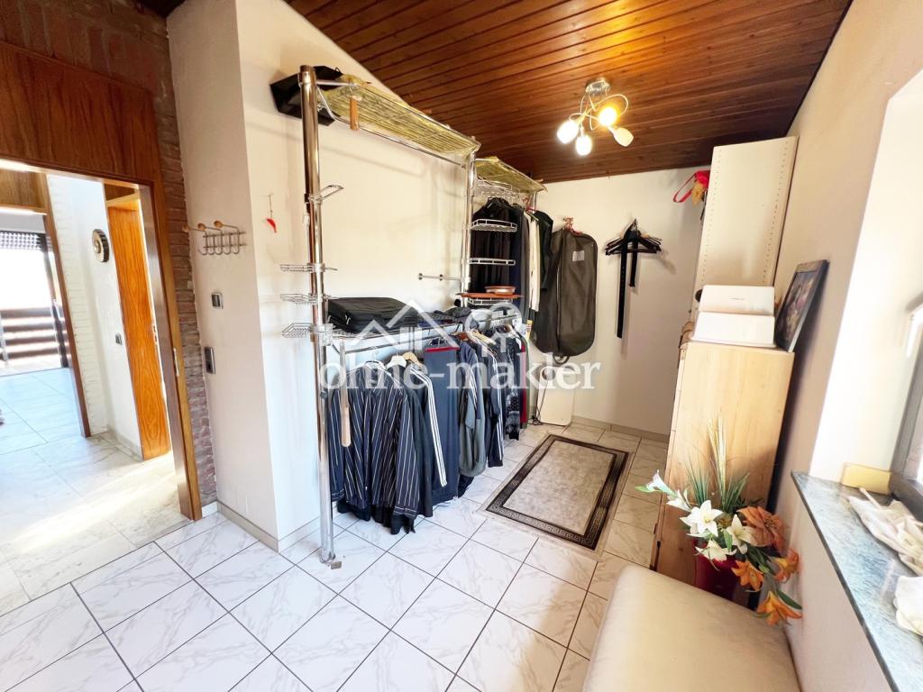 Geräumiges Ankleidezimmer 