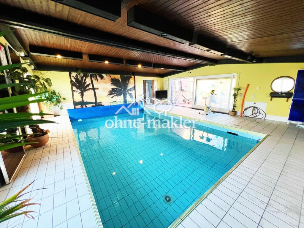 Innenpool mit Gartenblick