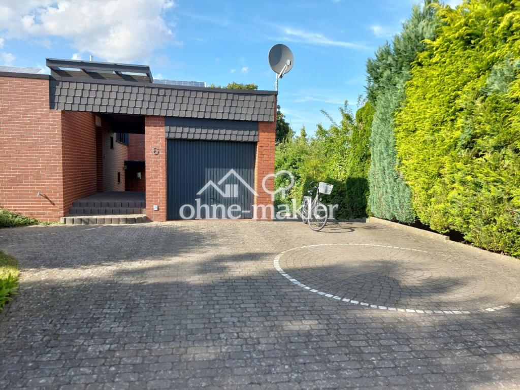 Grundstückszugang mit Garage