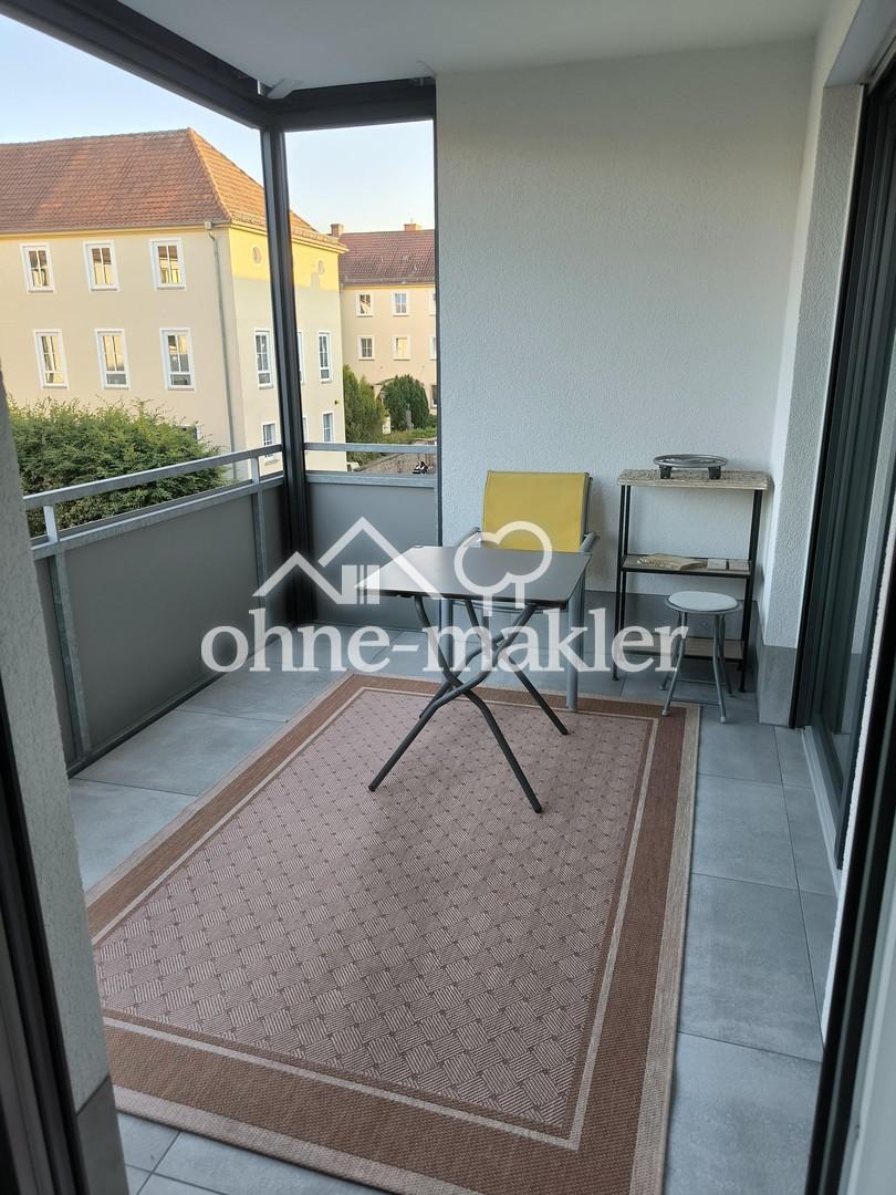 Balkon mit Tisch und Stühlen