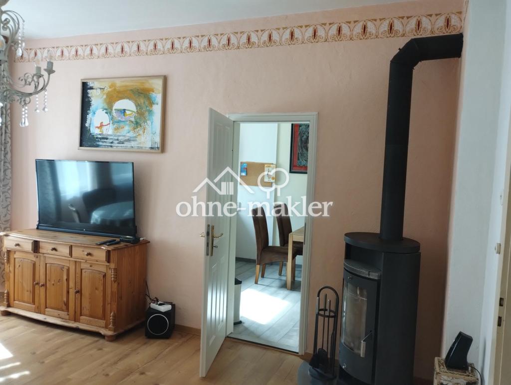 Wohnzimmer mit TV Kaminofen