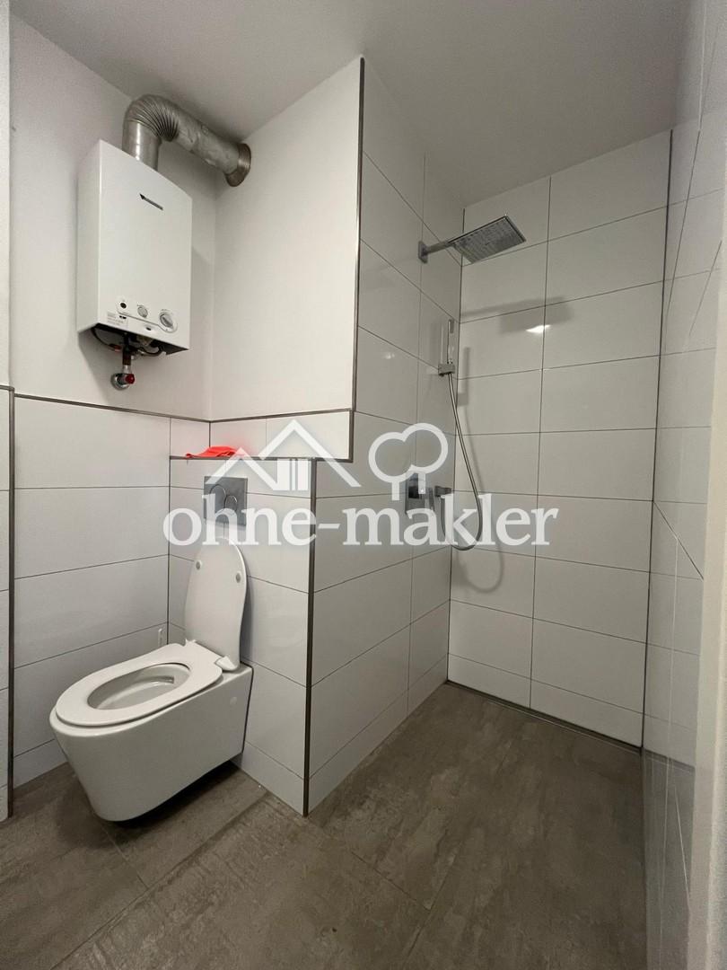 WC und Bad mit Dusche unten