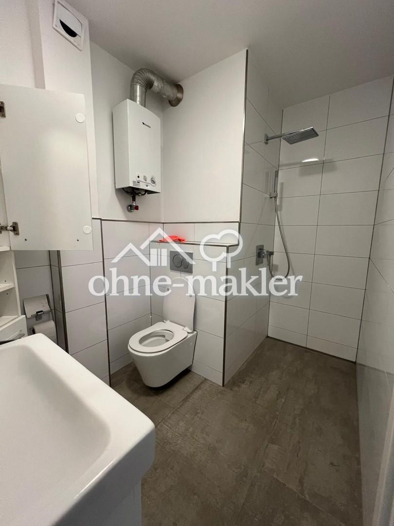 WC und Bad mit Dusche unten