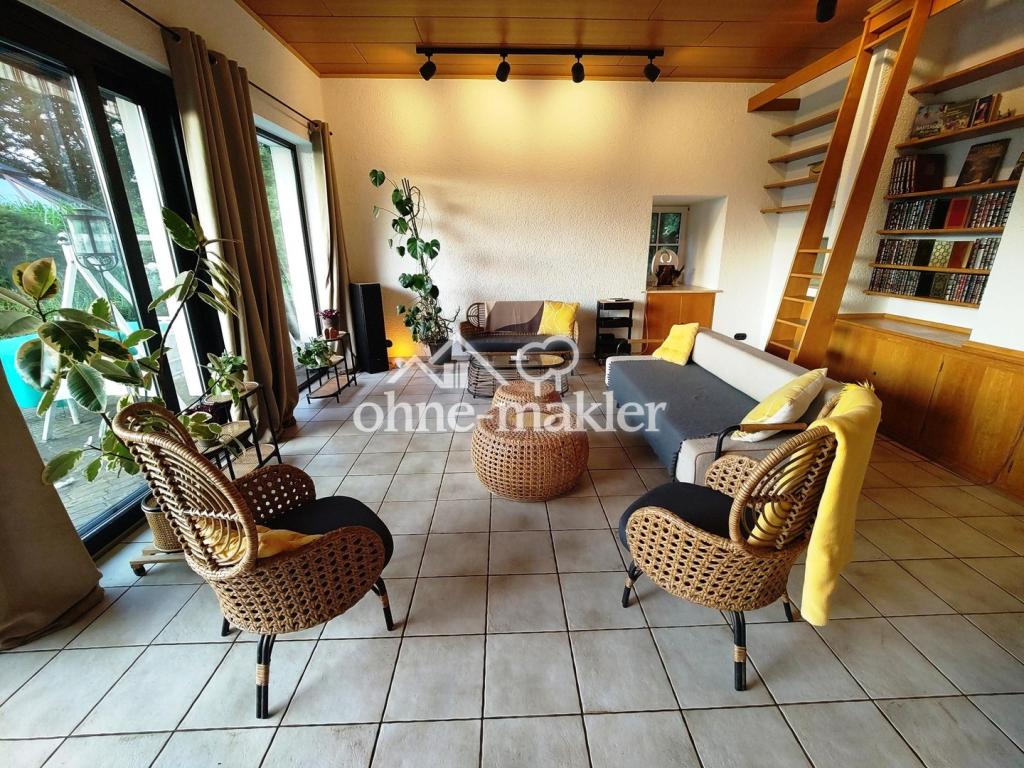 Terassenzimmer mit Bibliothek