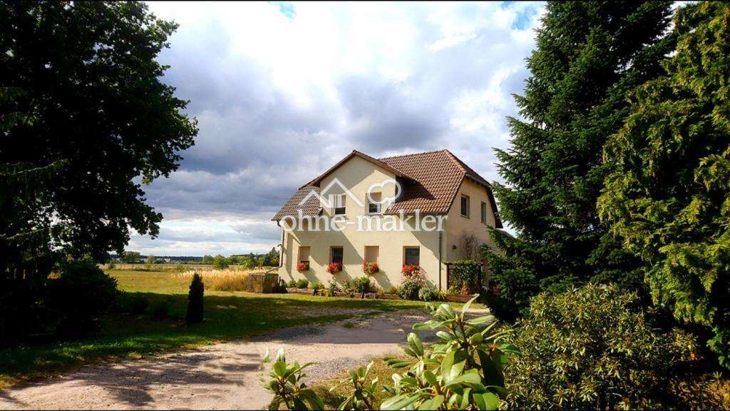 Zufahrt mit Blick zum Landhaus
