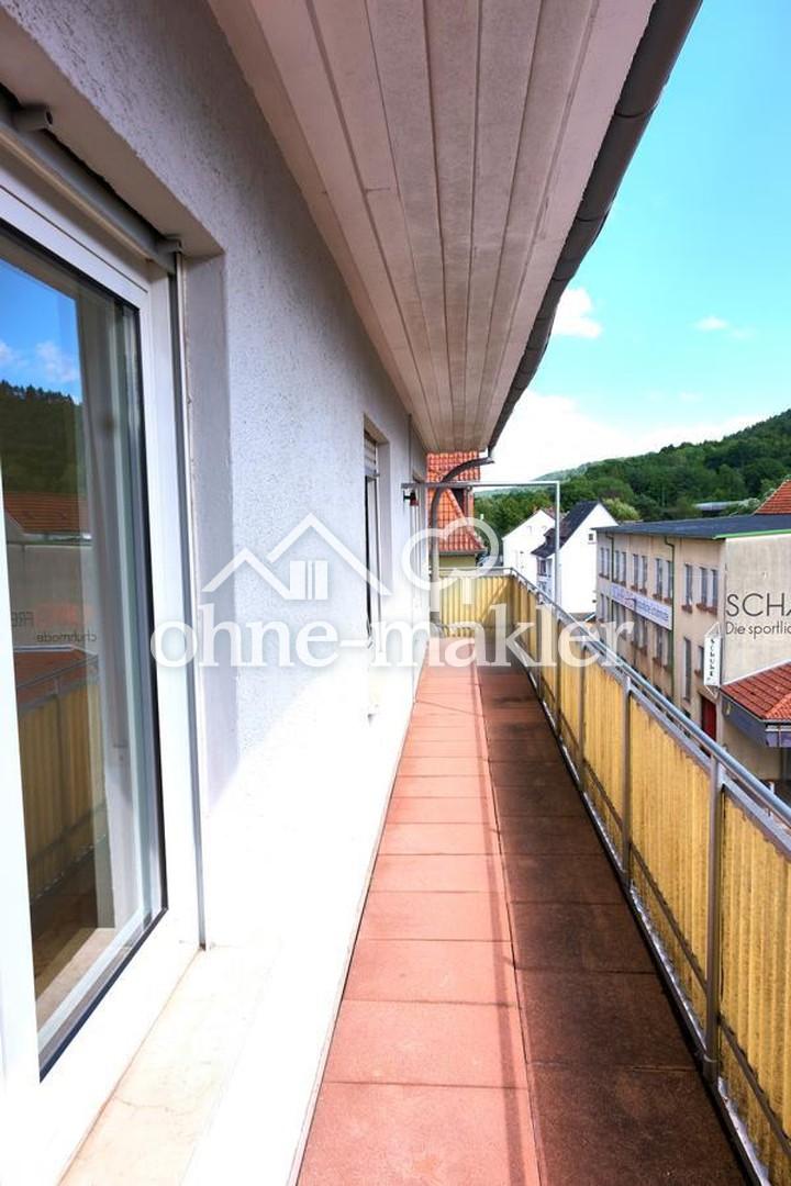 überdachter großer Balkon