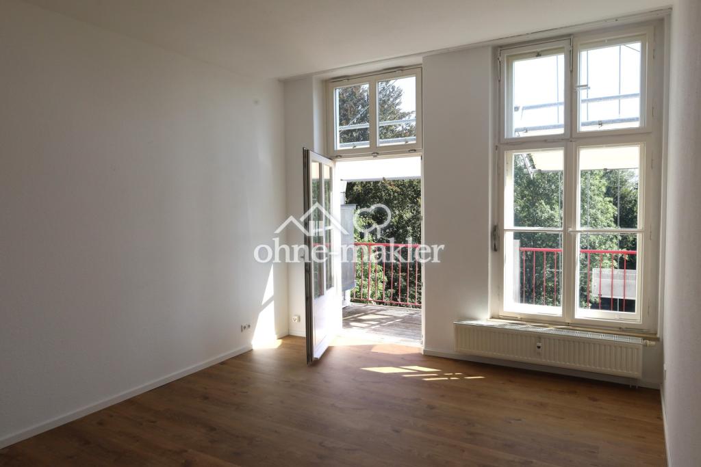 Wohnzimmer mit Balkontüre